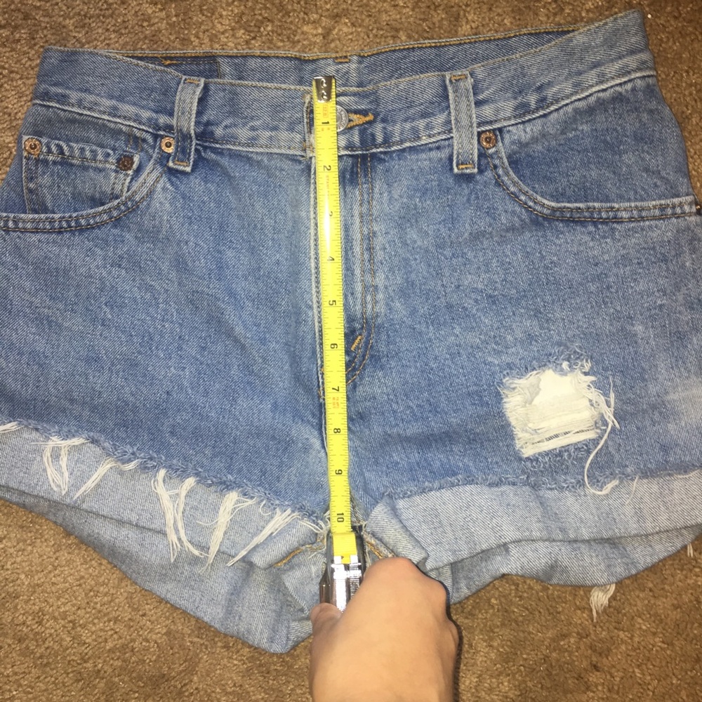 Sold Levi shorts - Picture 7 of 8